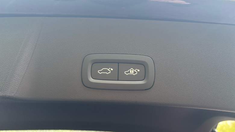 Volvo XC40 2.0 B3P Plus Black Edition 5dr Auto Petrol Estate